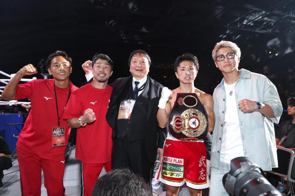 試合後、記念撮影をする（左から）武居由樹、八重樫東トレーナー、大橋秀行会長、石井武志、井上尚弥（撮影・伊藤笙子）