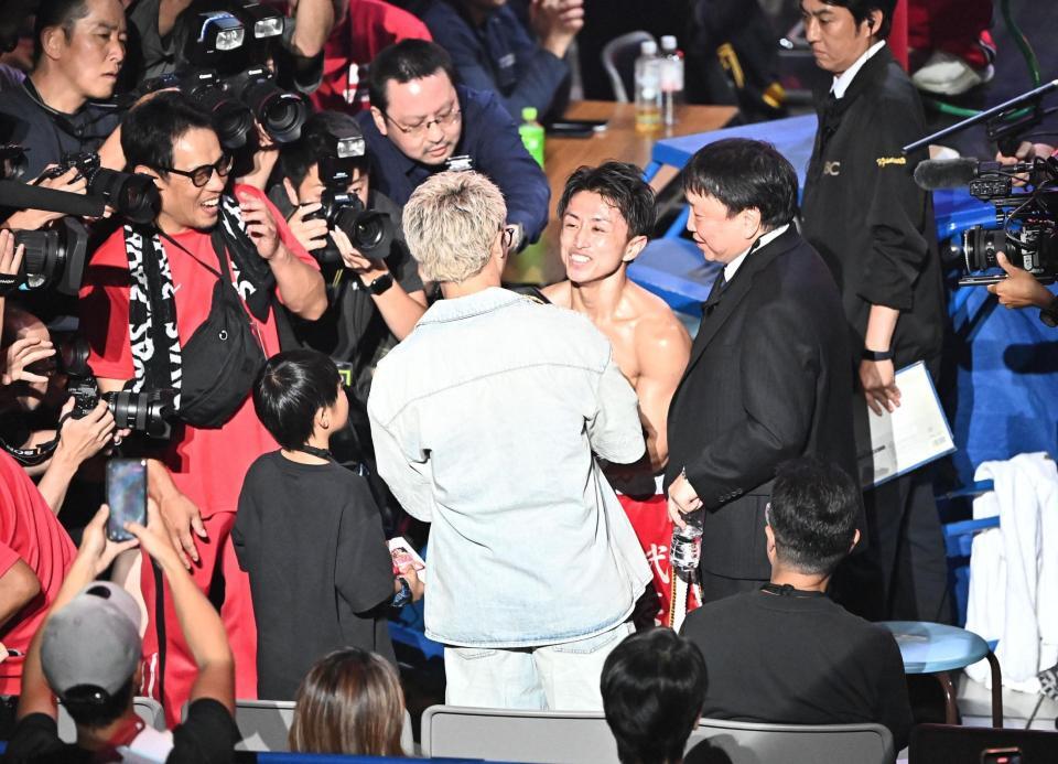 大橋ジム６人目の世界王座に輝き大橋秀行会長（中央右）と井上尚弥（左）に祝福される石井武志（撮影・開出牧）