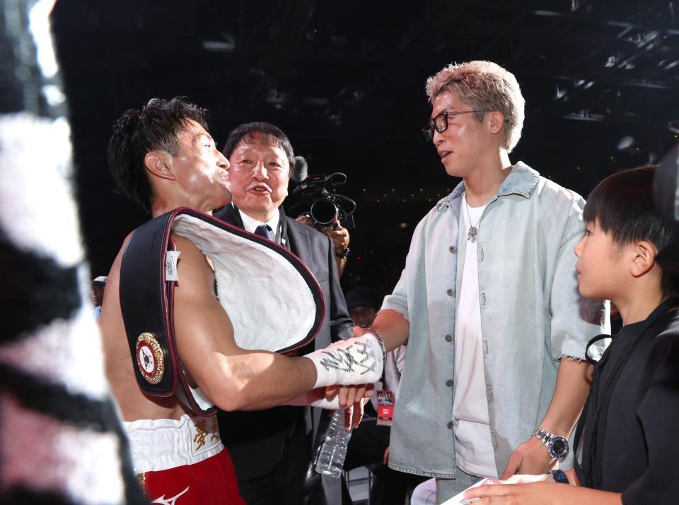 試合後、大橋秀行会長（中央）と井上尚弥（右）と話す石井武志（撮影・伊藤笙子）