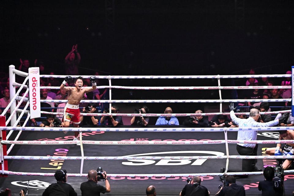 １回６５秒でウィルフレド・メンデス（右端）をＫＯしガッツポーズを決める石井武志（撮影・開出牧）