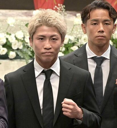 　参列した井上尚弥（左）と武居由樹（撮影・持木克友）