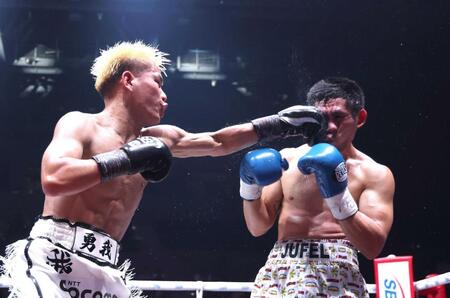 　４回、サリナ（右）にパンチを決める藤木勇我