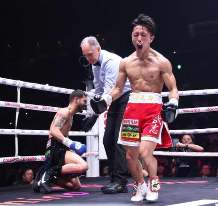 　１回、メンデス（左）にＫＯで勝利する石井武志（撮影・伊藤笙子）