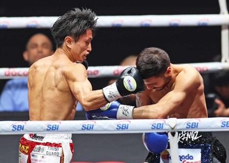 　１回、メンデス（右）を攻める石井武志