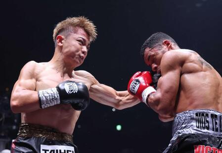　３回、カニサレス（右）にパンチを決める吉良大弥（撮影・伊藤笙子）