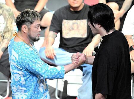 対戦が決定したヒロ三河（左）と溝口勇児