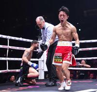　１回、メンデス（左）にＫＯで勝利する石井武志（撮影・伊藤笙子）