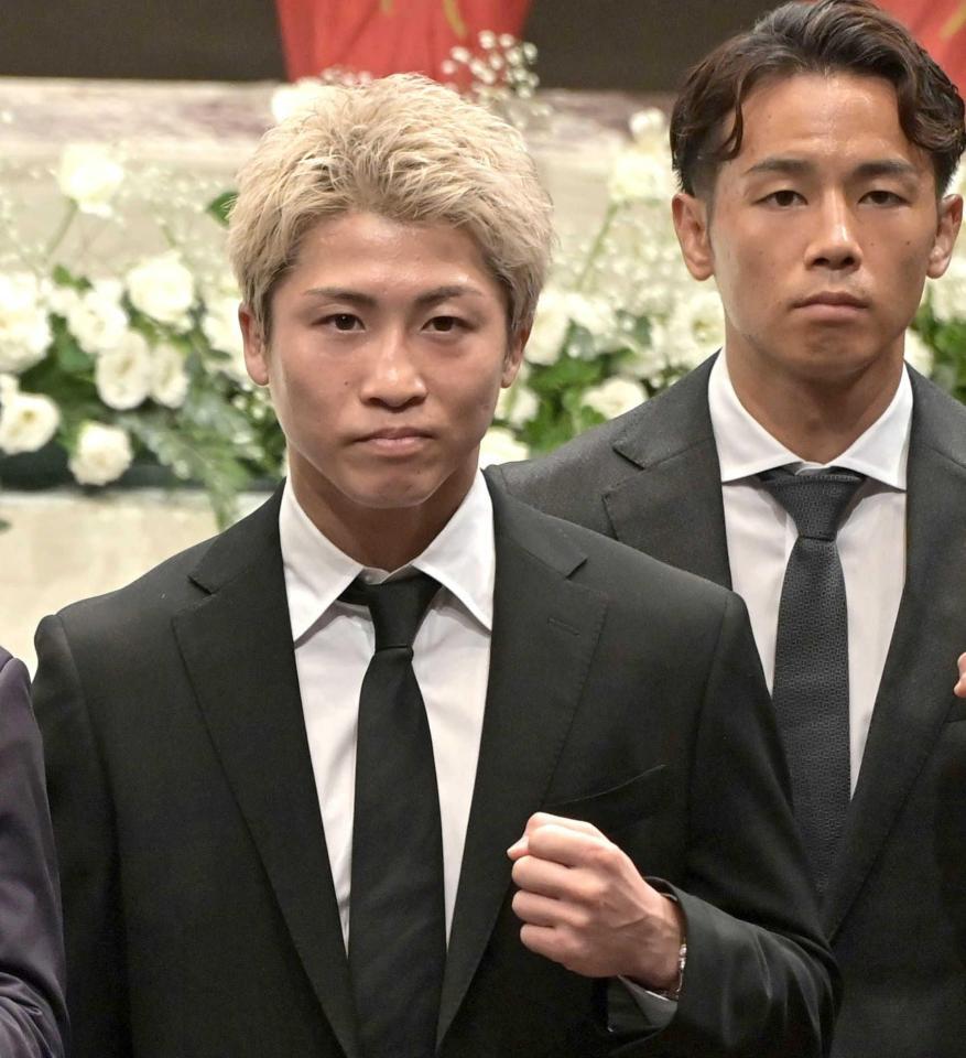 　参列した井上尚弥（左）と武居由樹（撮影・持木克友）