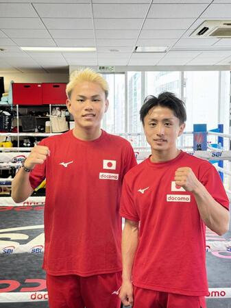 世界王座奪取からの一夜明け会見に臨んだ石井武志（右）とプロ２連勝を飾った藤木勇我