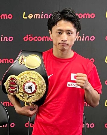 　試合から一夜明け、記者会見でポーズをとる石井武志