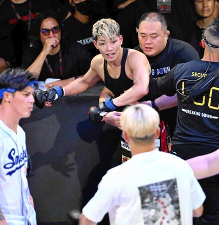乱闘になるよーでぃー、井原良太郎（手前）