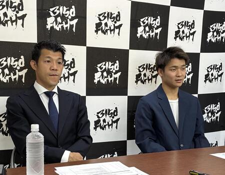 次戦を発表した亀田興毅ファウンダー（左）と佐野遥渉
