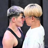 にらみ合うよーでぃー（左）と井原良太郎