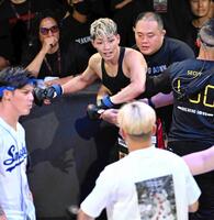 乱闘になるよーでぃー、井原良太郎（手前）