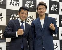 次戦を発表した亀田興毅ファウンダー（左）と佐野遥渉