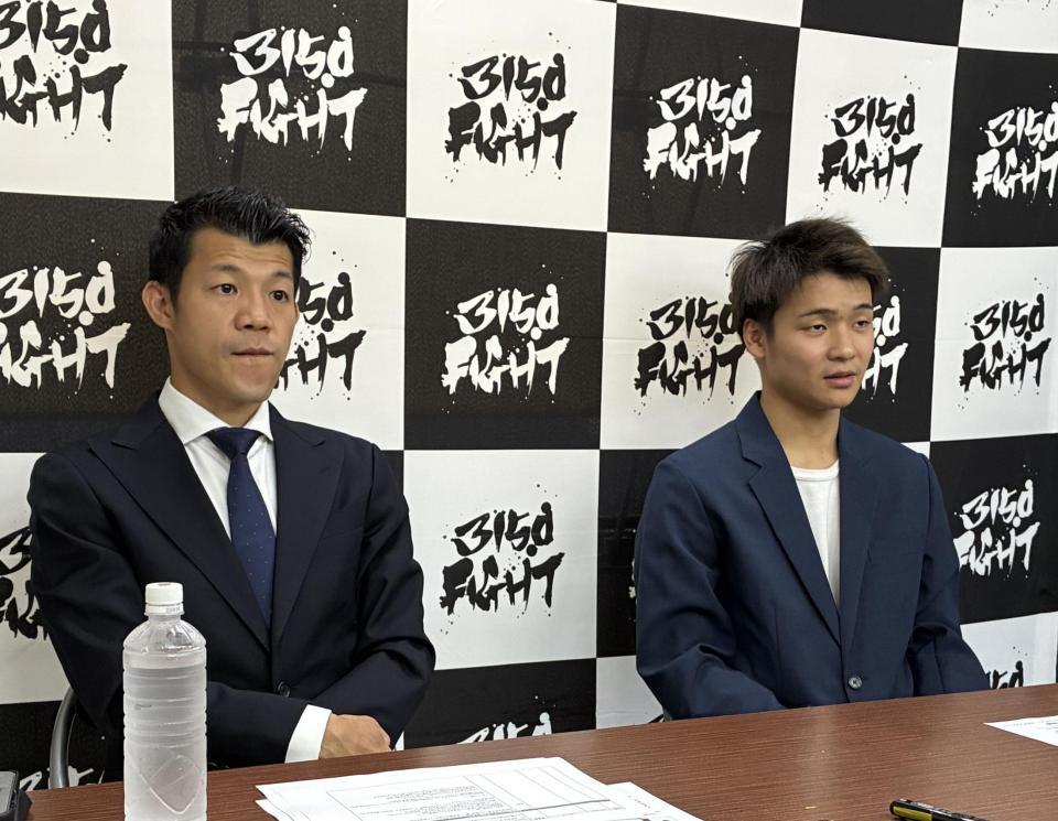 次戦を発表した亀田興毅ファウンダー（左）と佐野遥渉