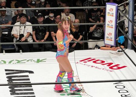 海外遠征からの凱旋勝利を挙げ、マイクであいさつするフワちゃん