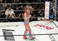 海外遠征からの凱旋勝利を挙げ、マイクであいさつするフワちゃん