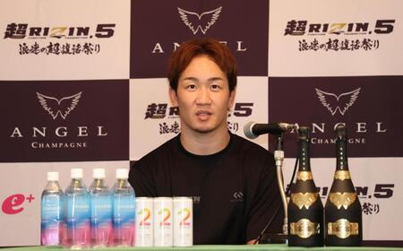 取材に応じる朝倉未来（撮影・中田匡峻）