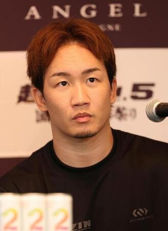 記者の質問に耳を傾ける朝倉未来（撮影・中田匡峻）