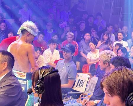 まさかのプロ２敗目を喫した後、リングサイドの井上尚弥や大橋会長にあいさつする荒竹一真（左端）