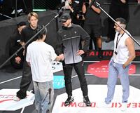 対戦が決まったエリー（中央）と握手する細川一颯