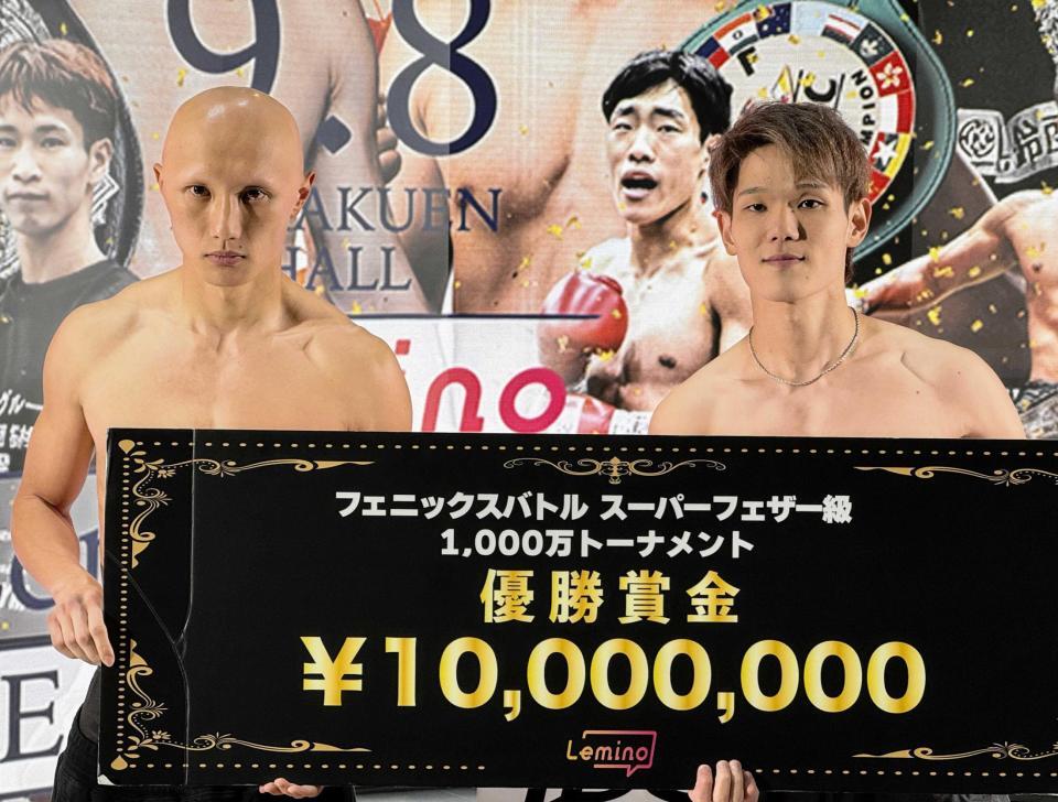 　スーパーフェザー級１０００万円トーナメント準決勝の前日計量をクリアした松本圭佑（左）と木谷陸