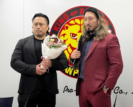 　９・２７神戸大会のＩＷＧＰヘビー級選手権試合に向けた調印式に出席した挑戦者の後藤洋央紀（左）と王者・辻陽太