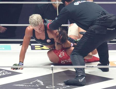２Ｒ、ＲＥＮＡを締め上げるナターシャ・クジュティナ（左）＝撮影・中田匡峻
