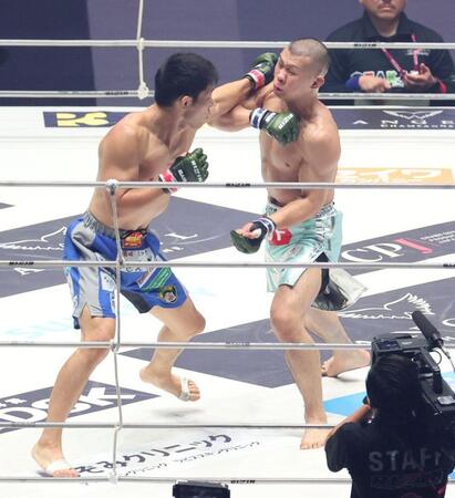 ２Ｒ、斎藤裕（左）のパンチをもらうＹＡ-ＭＡＮ（撮影・中田匡峻）