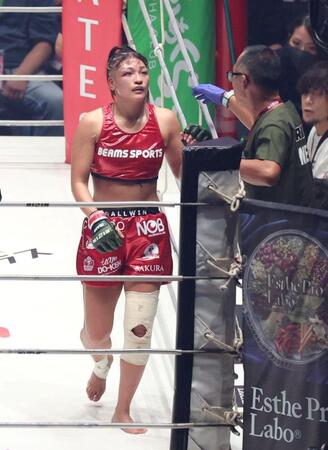 １Ｒ終了後、ドクターチェックを受けるＲＥＮＡ（撮影・中田匡峻）
