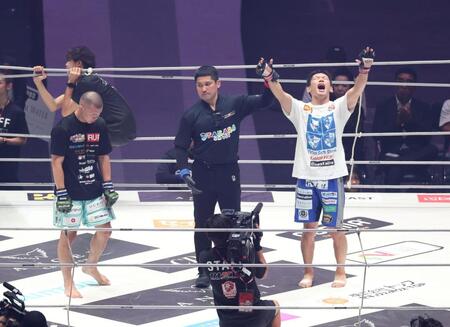 ＹＡ-ＭＡＮ（左）に勝利し、ほえる斎藤裕（撮影・中田匡峻）