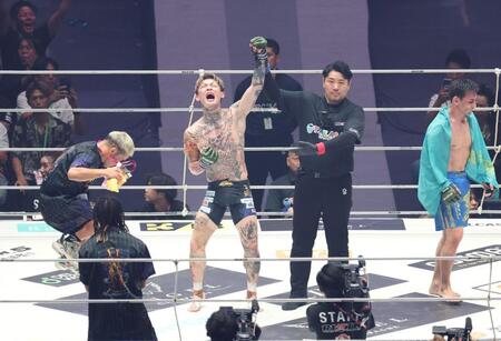 カルシャガ・ダウトベック（右）に勝利し、ガッツポーズを見せる平本蓮（撮影・中田匡峻）