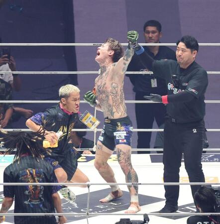 カルシャガ・ダウトベックに勝利し、ガッツポーズを見せる平本蓮（撮影・中田匡峻）