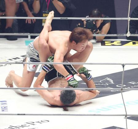 １Ｒ、青木真也（下）を攻める朝倉未来（撮影・中田匡峻）