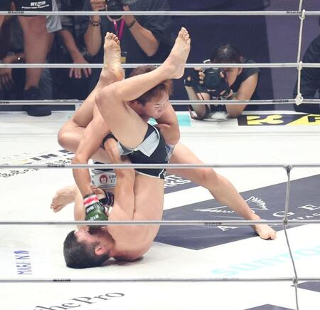 １Ｒ、青木真也（下）へ怒濤の連打を始める朝倉未来（撮影・中田匡峻）