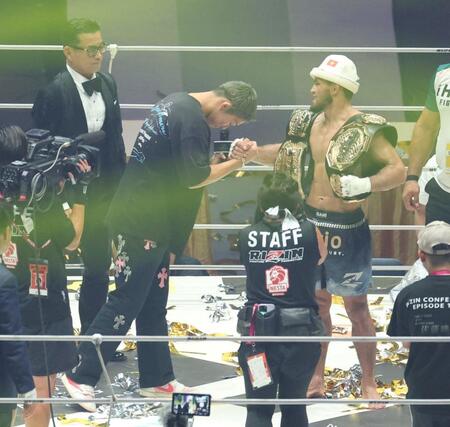 ラジャブアリ・シェイドゥラエフ（右）に大晦日での対戦を要求した秋元強真。左奥は榊原信行ＣＥＯ（撮影・中田匡峻）