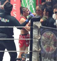 １Ｒ終了後、ドクターチェックを受けるＲＥＮＡ（撮影・中田匡峻）