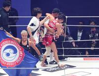 ナターシャ・クジュティナ（左）に敗れたＲＥＮＡ（撮影・中田匡峻）