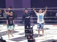 ＹＡ-ＭＡＮ（左）に勝利し、ほえる斎藤裕（撮影・中田匡峻）