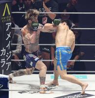１Ｒ、カルシャガ・ダウトベック（右）と打ち合う平本蓮（撮影・中田匡峻）