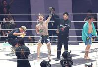 カルシャガ・ダウトベック（右）に勝利し、ガッツポーズを見せる平本蓮（撮影・中田匡峻）