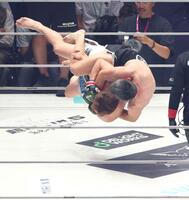 １Ｒ、宙を舞う青木真也（右）と朝倉未来（撮影・中田匡峻）