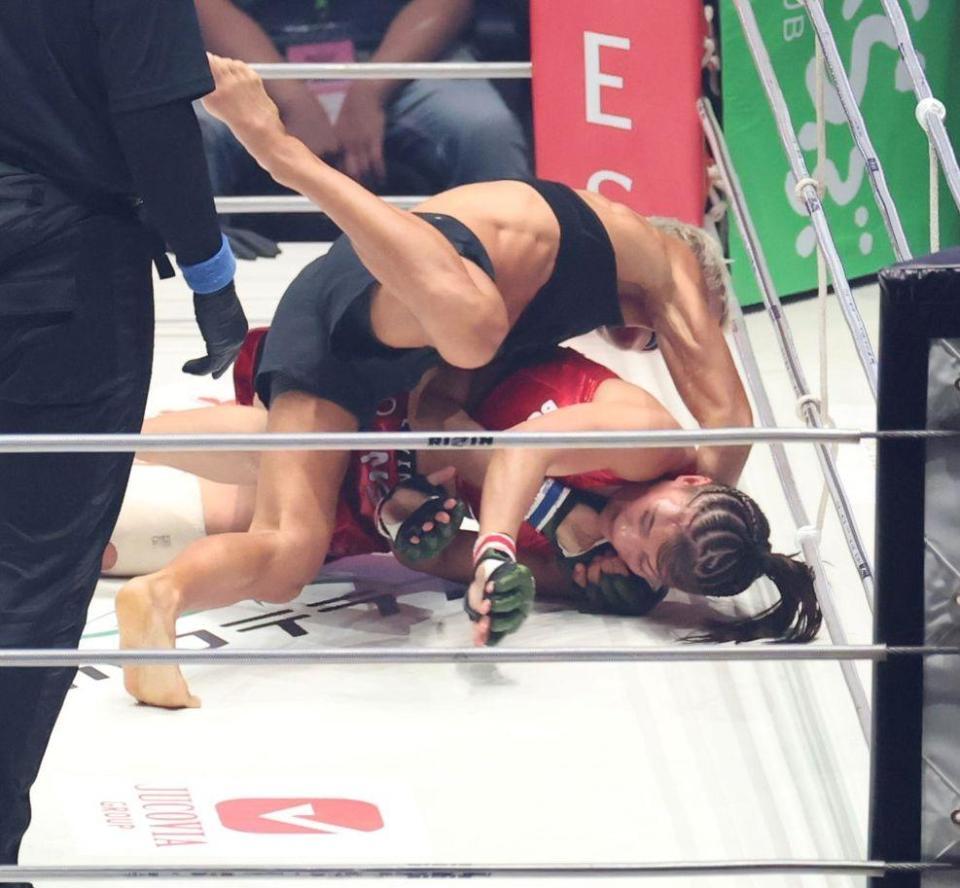 １Ｒ、ナターシャ・クジュティナ（左）から攻められるＲＥＮＡ（撮影・中田匡峻）