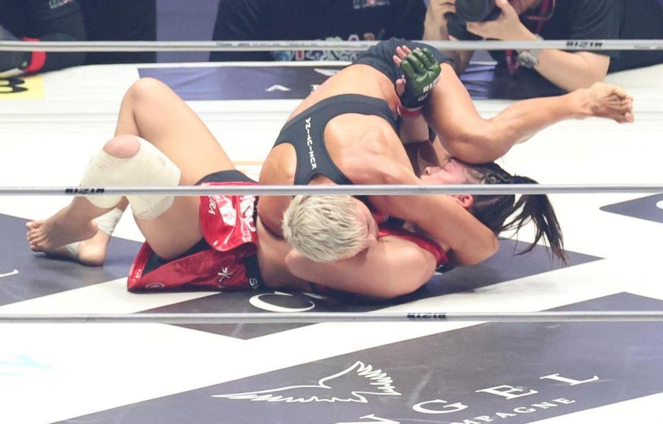 ２Ｒ、再びナターシャ・クジュティナ（上）の猛攻を受けるＲＥＮＡ（撮影・中田匡峻）