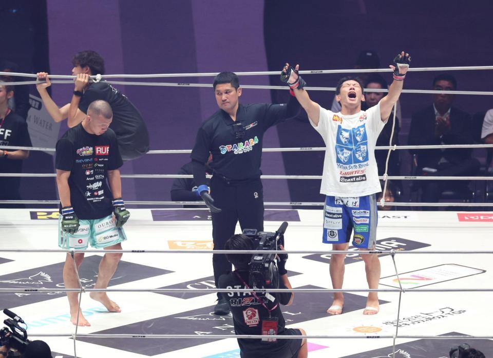 ＹＡ-ＭＡＮ（左）に勝利し、ほえる斎藤裕（撮影・中田匡峻）