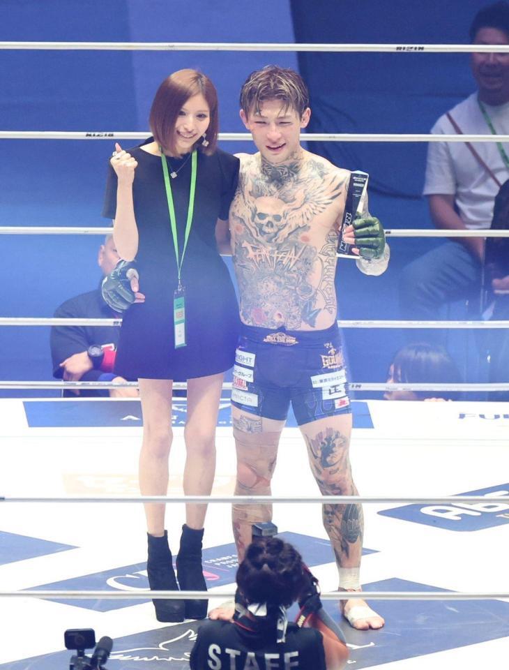 カルシャガ・ダウトベックに勝利した平本蓮（右）＝撮影・中田匡峻
