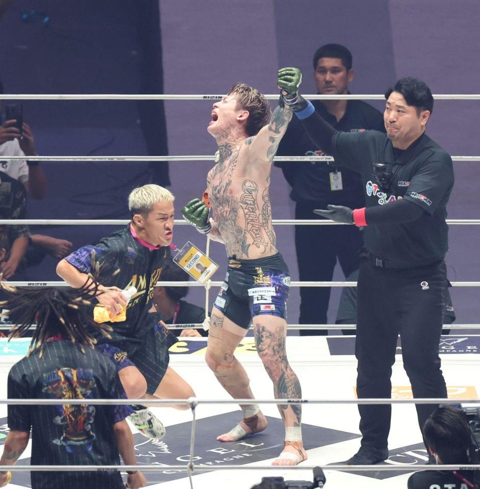 カルシャガ・ダウトベックに勝利し、ガッツポーズを見せる平本蓮（撮影・中田匡峻）
