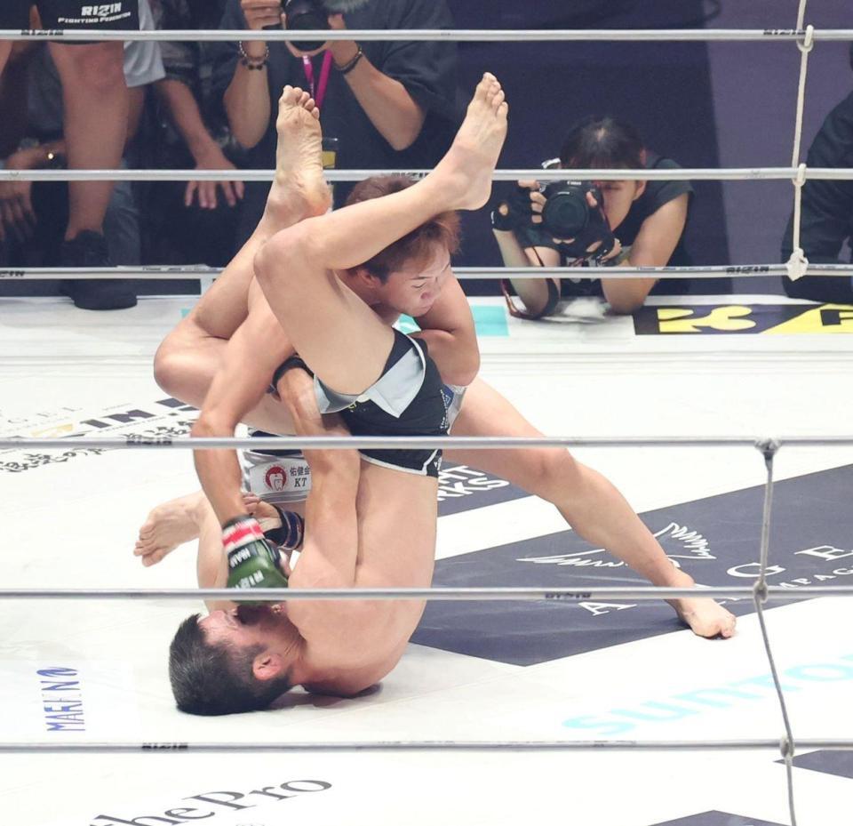 １Ｒ、青木真也（下）へ怒濤の連打を始める朝倉未来（撮影・中田匡峻）