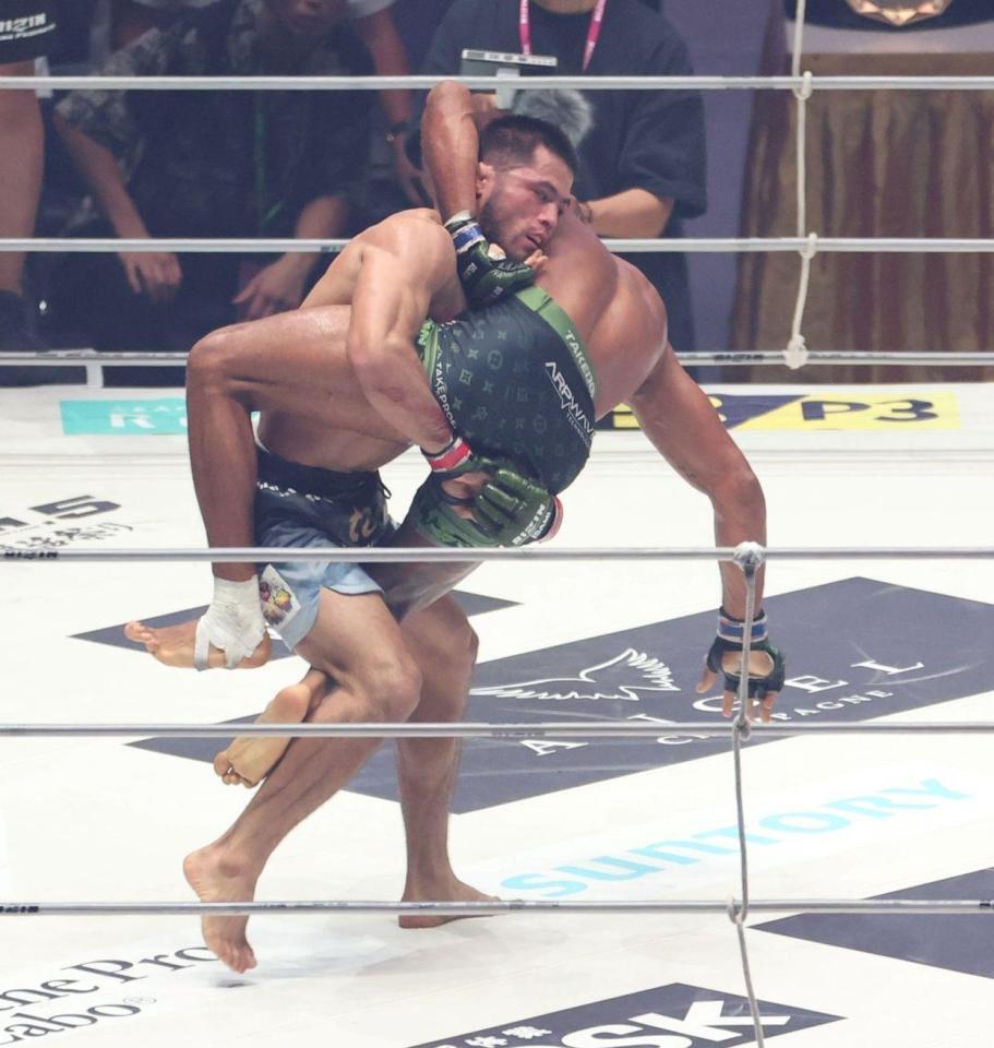 １Ｒ、ＡＪ・マッキー（右）を持ち上げるラジャブアリ・シェイドゥラエフ（撮影・中田匡峻）